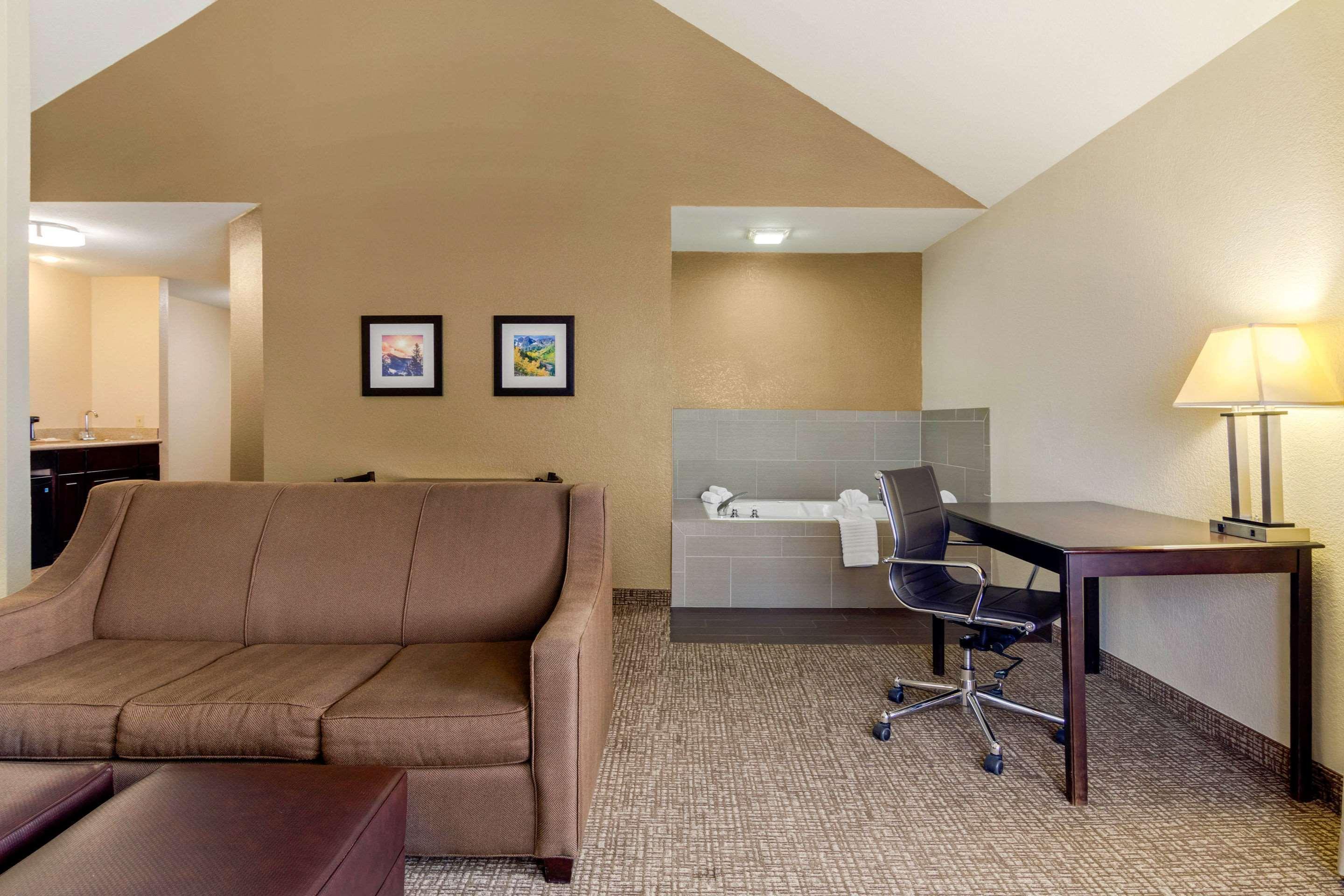 Comfort Inn & Suites Greeley Exterior photo